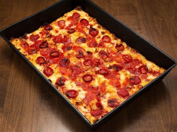 รูปภาพ:http://foodnetwork.sndimg.com/content/dam/images/food/fullset/2015/10/13/0/FN_Detroit-Style-Pizza-Buddys_s4x3.jpg.rend.snigalleryslide.jpeg