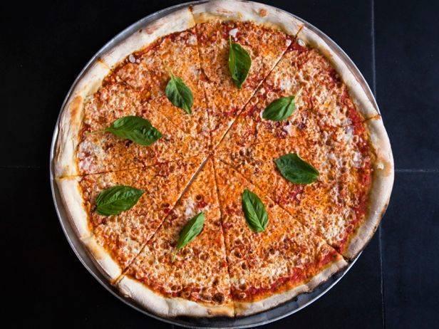 รูปภาพ:http://foodnetwork.sndimg.com/content/dam/images/food/fullset/2015/10/13/0/FN_New-York-Style-Pizza-Best-Pizza-Bklyn_s4x3.jpg.rend.snigalleryslide.jpeg