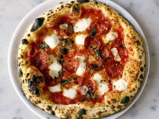 รูปภาพ:http://foodnetwork.sndimg.com/content/dam/images/food/fullset/2015/10/13/0/FN_Neapolitan-Style-Pizza-Motorino-NYC_s4x3.jpg.rend.snigalleryslide.jpeg