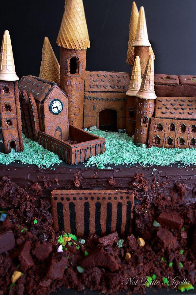 รูปภาพ:https://hips.hearstapps.com/ghk.h-cdn.co/assets/16/41/1476292105-hogwarts-cake-8-2.jpg?crop=1.0xw:1xh;center,top&resize=768:*