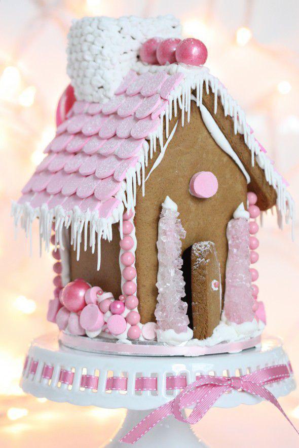 รูปภาพ:https://hips.hearstapps.com/hmg-prod.s3.amazonaws.com/images/pink-gingerbread-house-1534885806.jpg?crop=1xw:1xh;center,top&resize=980:*