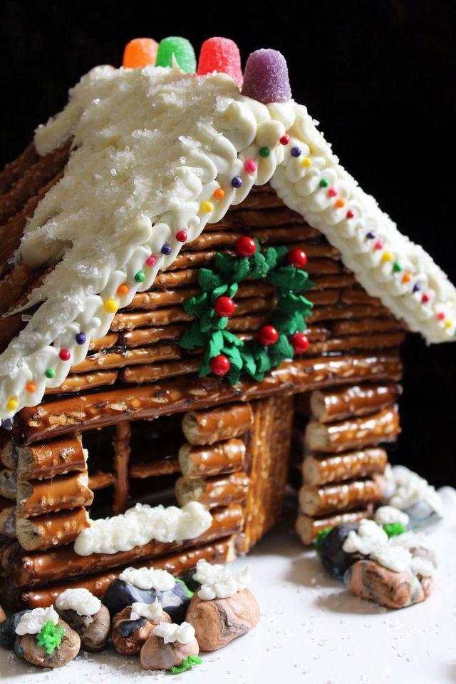 รูปภาพ:https://hips.hearstapps.com/hmg-prod.s3.amazonaws.com/images/pretzel-gingerbread-house-1534887666.jpg?crop=0.999687597625742xw:1xh;center,top&resize=980:*