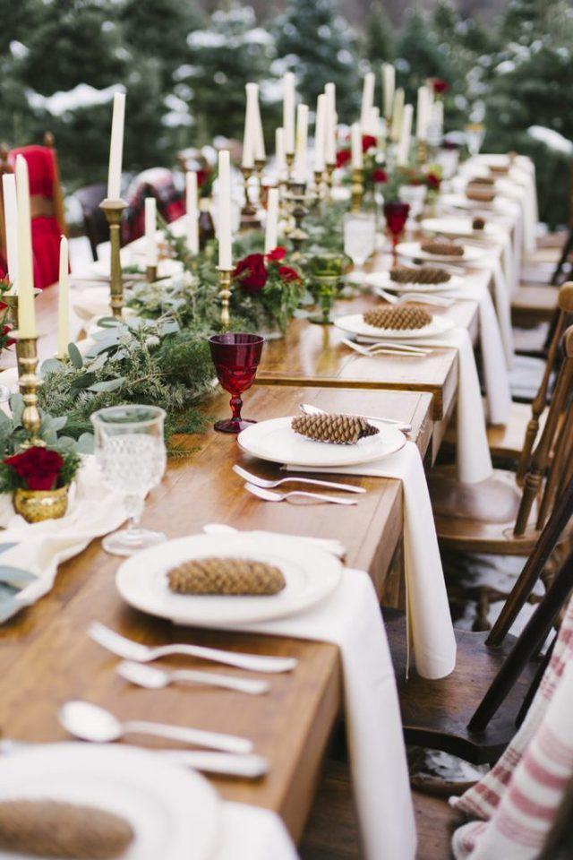 รูปภาพ:https://www.elegantweddinginvites.com/wedding-blog/wp-content/uploads/2018/08/greenery-garland-table-settings-for-winter-festival-weddings-683x1024.jpg