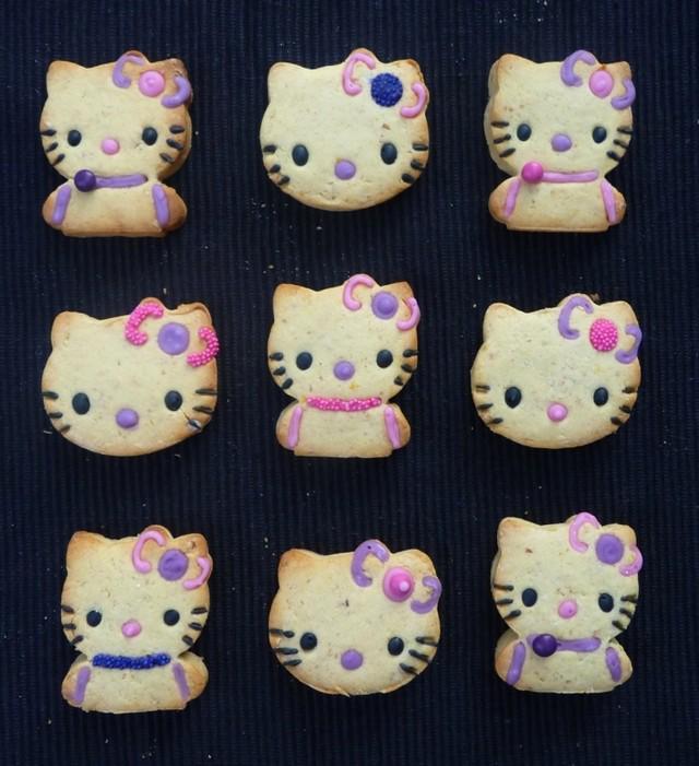 รูปภาพ:https://bakearama.files.wordpress.com/2012/09/hello-kitty-biscuits-cookies-recipe-instructions-cutter-pink-purple.jpg