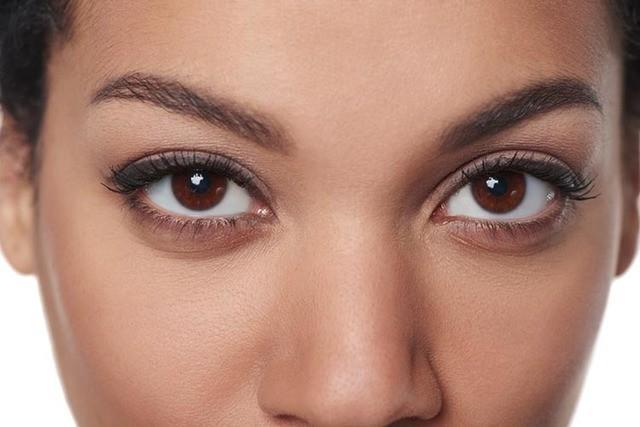 รูปภาพ:https://skinnyms.com/wp-content/uploads/2015/12/10-Amazing-Makeup-Tips-for-Brown-Eyes2.jpg