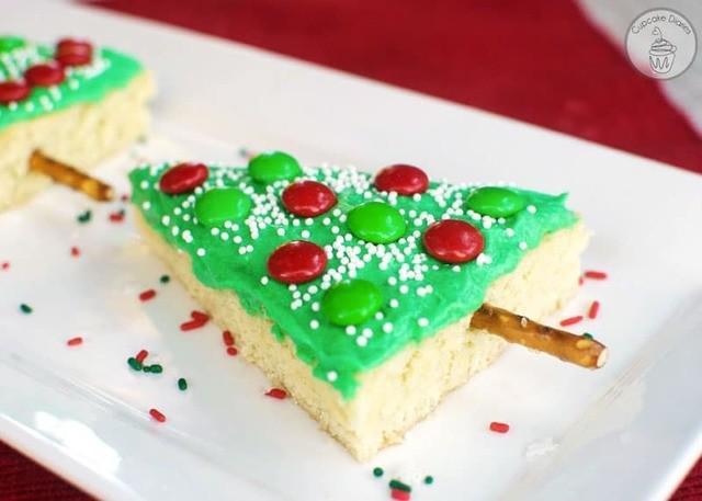 รูปภาพ:https://www.cupcakediariesblog.com/wp-content/uploads/2015/11/Christmas-Tree-Sugar-Cookie-Bars-3.jpg
