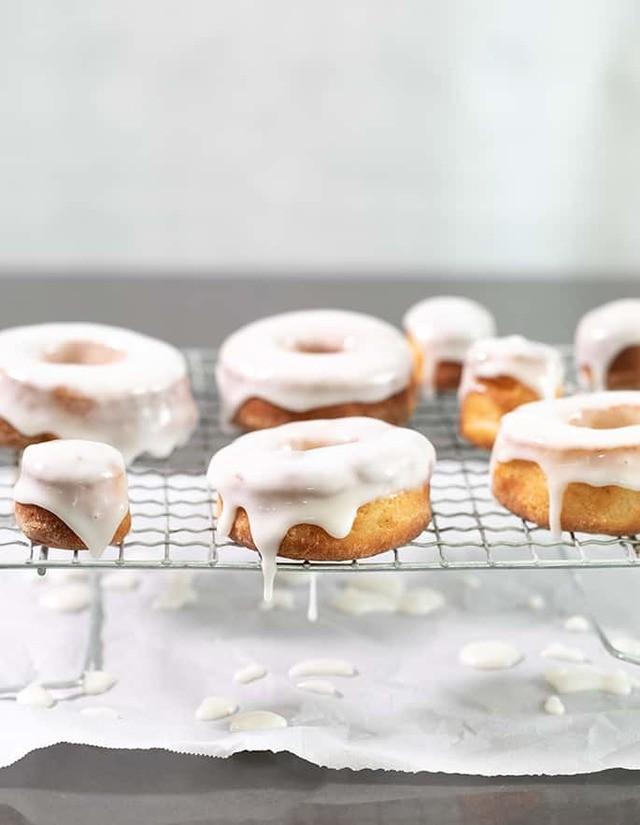 รูปภาพ:https://glutenfreeonashoestring.com/_main_site/wp-content/uploads/2012/01/Yeast-Raised-Gluten-Free-Donuts-on-rack.jpg