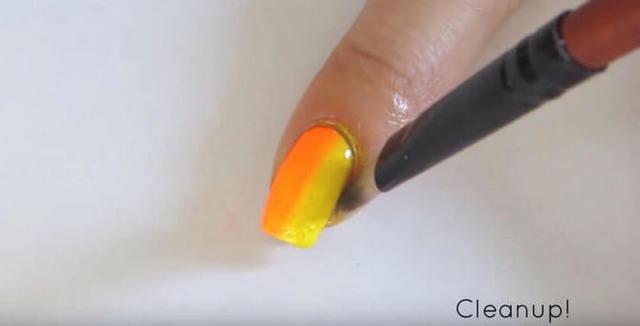 รูปภาพ:http://cosmetologytimes.com/wp-content/uploads/2016/05/Step-6-Rainbow-Gradient-Nail-Art-Design-Using-Makeup-Sponges.jpg