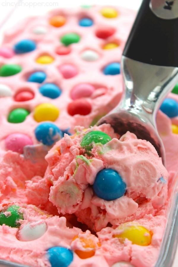 รูปภาพ:https://cincyshopper.com/wp-content/uploads/2015/07/No-Churn-Bubble-Gum-Ice-Cream-3.jpg