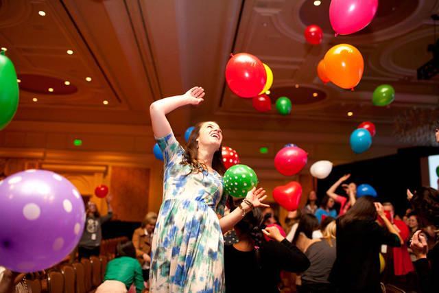 รูปภาพ:http://www.onelittleminuteblog.com/wp-content/uploads/2013/02/Alt-Summit-2013-Balloon-Party-with-Katie-Soloker-One-Little-Minute-Blog.jpg