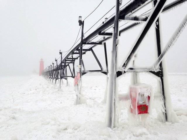 รูปภาพ:http://static6.businessinsider.com/image/567ad553c08a8037008b4899-1200/it-was-a-crazy-winter-with-over-12-feet-of-snow-in-michigan-when-heather-goss-shot-this-first-place-seasons-photograph.jpg