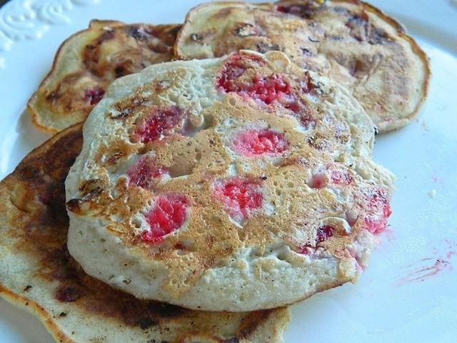 รูปภาพ:https://i2.wp.com/www.tattooedmartha.com/wp-content/uploads/2013/01/Tattooed-Martha-Raspberry-White-Chocolate-Chip-Pancakes-13.jpg?w=717