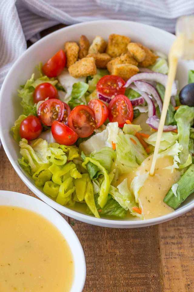 รูปภาพ:https://dinnerthendessert.com/wp-content/uploads/2018/04/Olive-Garden-Italian-Salad-Dressing-Copycat.jpg