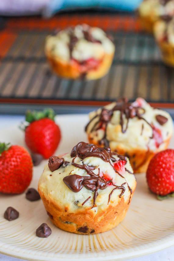 รูปภาพ:http://sallysbakingaddiction.com/wp-content/uploads/2012/07/Chocolate-Covered-Strawberry-Muffins-3.jpg
