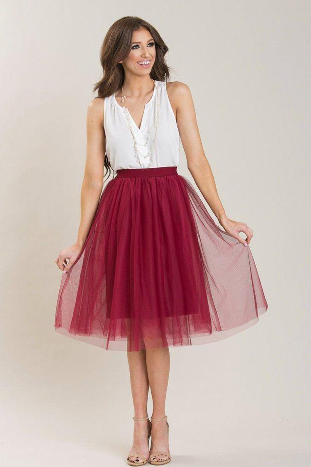 รูปภาพ:https://cdn.shopify.com/s/files/1/0424/4065/products/01-20170420-morning-lavender-cute-clothes-for-women-Eloise-Burgundy-Midi-Tulle-Skirt.jpg