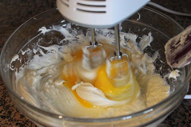 รูปภาพ:http://www.1morethan2.com/wp-content/uploads/2013/02/beat-cream-cheese-sugar-and-eggs.jpg
