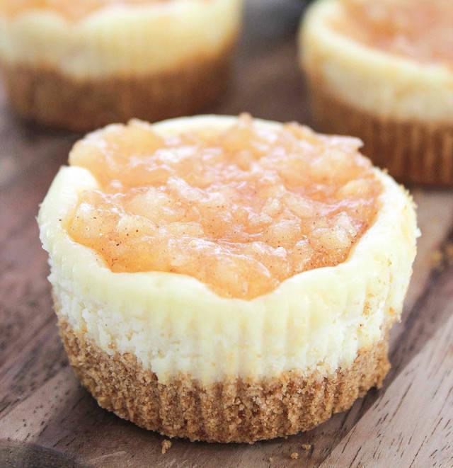 รูปภาพ:http://www.bakingbeauty.net/wp-content/uploads/2015/10/Mini-Apple-Cheesecake-3.jpg