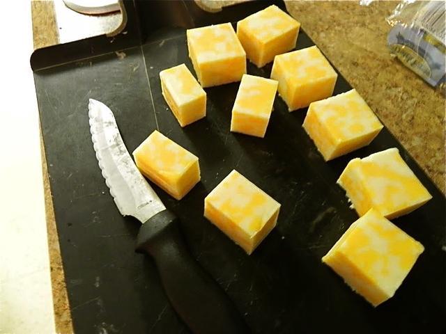 รูปภาพ:http://uchi.spoonuniversity.com/wp-content/uploads/sites/4/2015/04/blocks-of-cheese.jpg