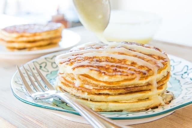 รูปภาพ:https://www.fifteenspatulas.com/wp-content/uploads/2016/04/Cinnamon-Roll-Pancakes-Fifteen-Spatulas-3-640x427.jpg