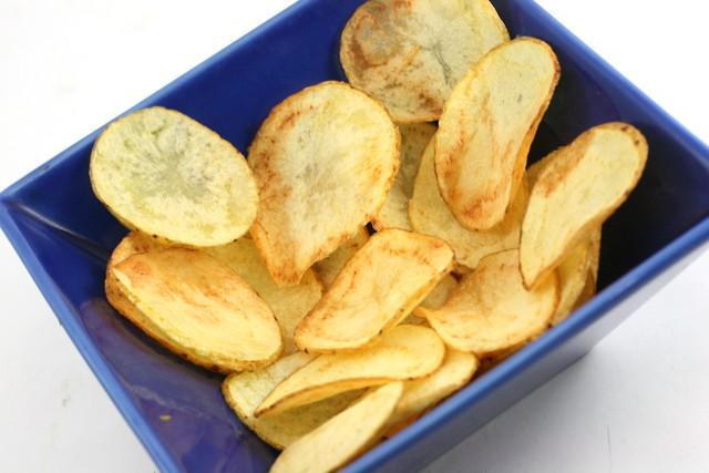รูปภาพ:https://www.wikihow.com/images/a/a8/Make-Homemade-Potato-Chips-Using-Safflower-Oil-Step-5Bullet1.jpg