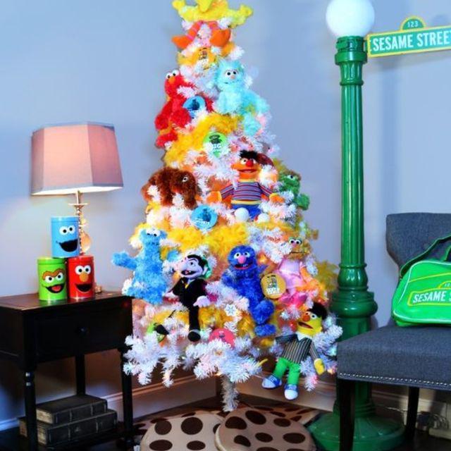 ภาพประกอบบทความ อย่างนี้ว่าเริ่ด! ไอเดียแต่ง 'ต้นคริสต์มาส' ที่นำเอาตุ๊กตามาประดับ ใส่ความสนุกลงไปได้อีก ✌