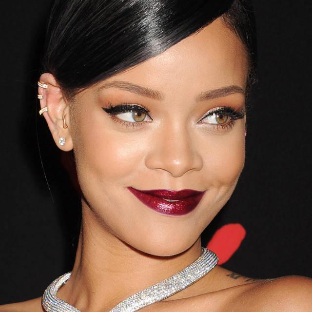 ตัวอย่าง ภาพหน้าปก:8 ลุคเมคอัพสุดสตรอง ของสาวมั่น Rihanna