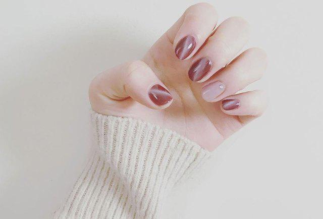 รูปภาพ:https://i2.wp.com/thehappening.com/wp-content/uploads/2018/04/cat-eye-manicure-unas-5.jpg?fit=1024%2C694&ssl=1