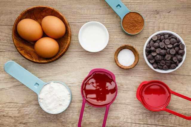 รูปภาพ:https://paleogrubs.com/wp-content/uploads/2018/08/2a-coconut-flour-paleo-brownie-ingredients.jpg