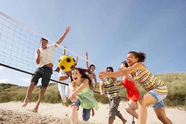 รูปภาพ:https://posterjackcanada.files.wordpress.com/2012/06/people-playing-beach-volleyball.jpg