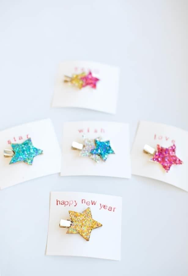 รูปภาพ:https://www.hellowonderful.co/ckfinder/userfiles/images/3-diy-glitter-star-hair-clips.jpg