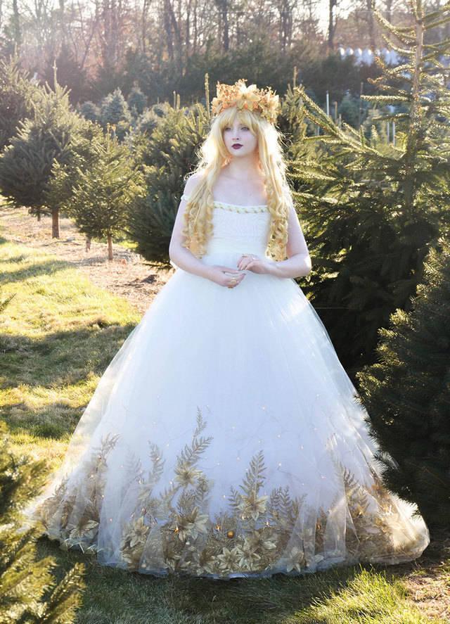 รูปภาพ:http://static.boredpanda.com/blog/wp-content/uploads/2015/12/costumes-incredible-dresses-young-designer-angela-clayton-31.jpg
