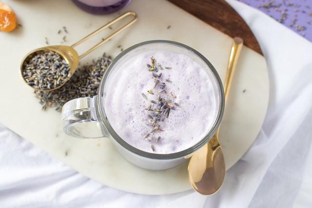 รูปภาพ:http://www.clubcrafted.com/wp-content/uploads/2018/01/purple-lavender-tea-latte-recipe-5.jpg