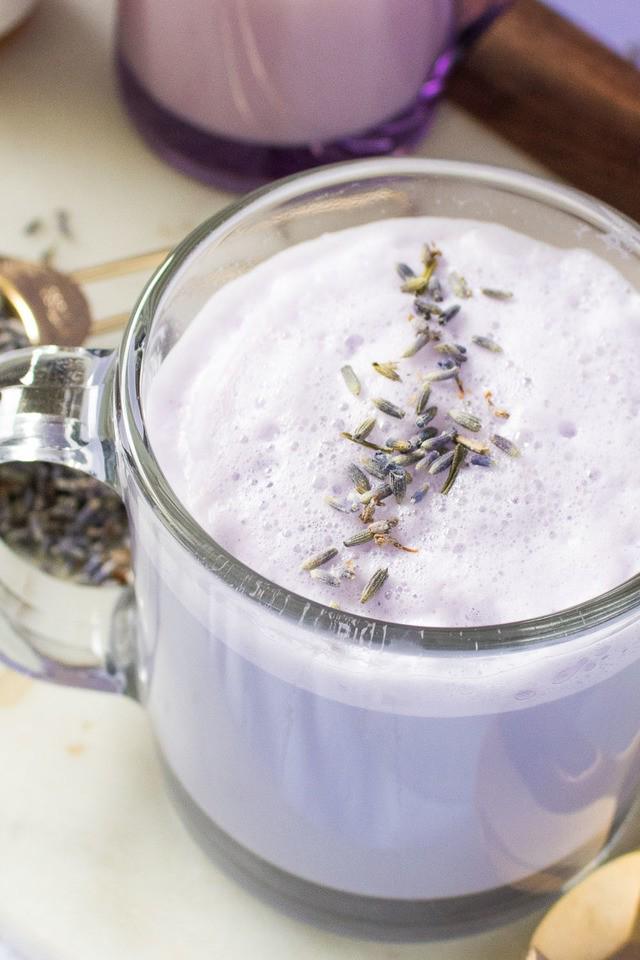 รูปภาพ:http://www.clubcrafted.com/wp-content/uploads/2018/01/purple-lavender-tea-latte-recipe-4.jpg