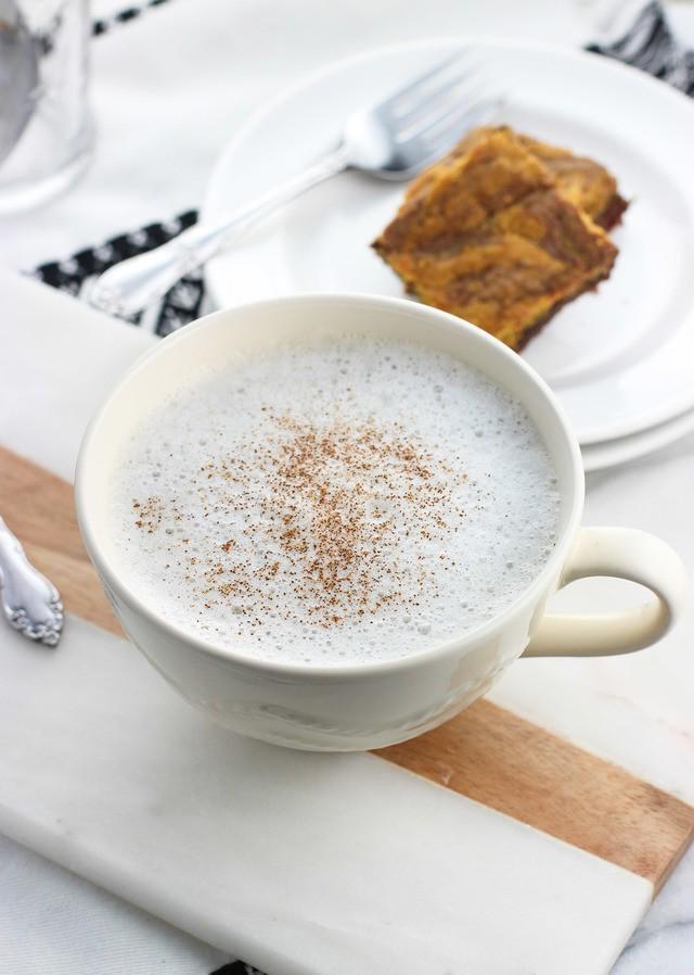 รูปภาพ:https://www.mysequinedlife.com/MSLblog/wp-content/uploads/2017/08/honey-chamomile-tea-latte-3.jpg
