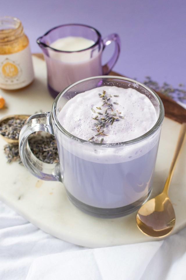 รูปภาพ:http://www.clubcrafted.com/wp-content/uploads/2018/01/purple-lavender-tea-latte-recipe-3.jpg
