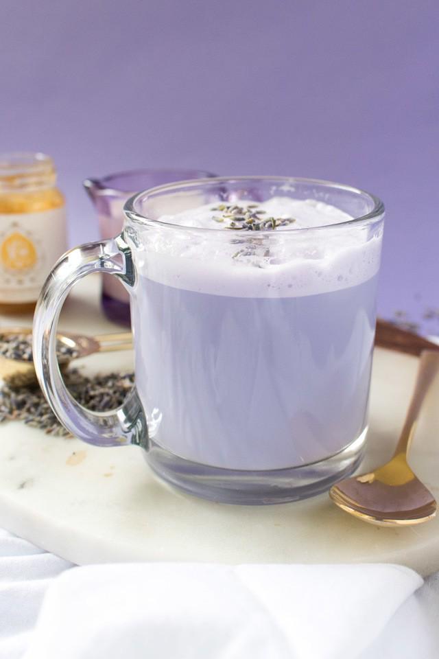 รูปภาพ:http://www.clubcrafted.com/wp-content/uploads/2018/01/purple-lavender-tea-latte-recipe-2.jpg