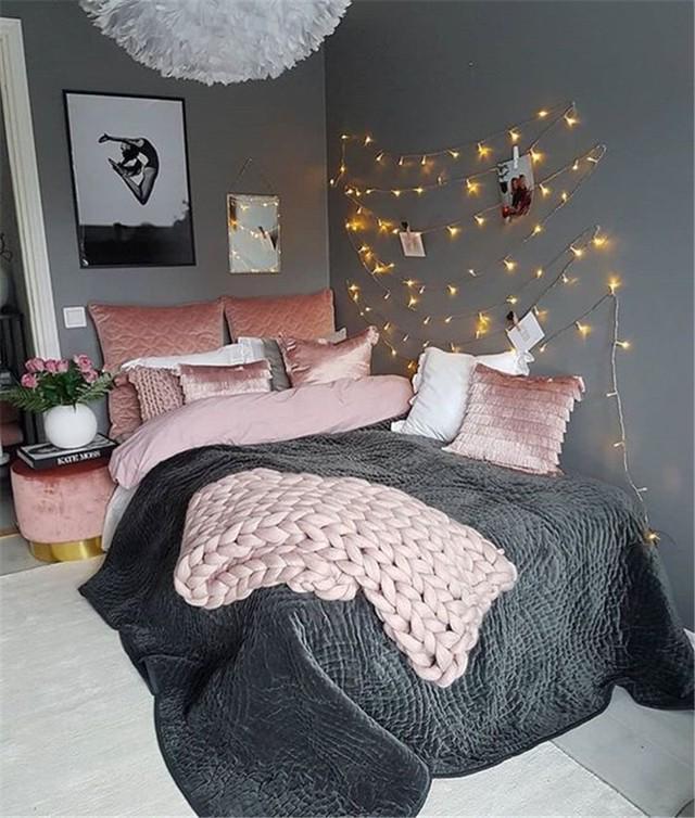 รูปภาพ:https://www.chicuties.com/wp-content/uploads/2018/12/pink-and-grey-living-room-decor-28.jpg