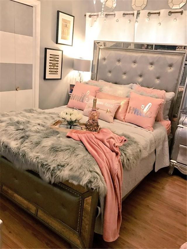 รูปภาพ:https://www.chicuties.com/wp-content/uploads/2018/12/pink-and-grey-living-room-decor-19.jpg