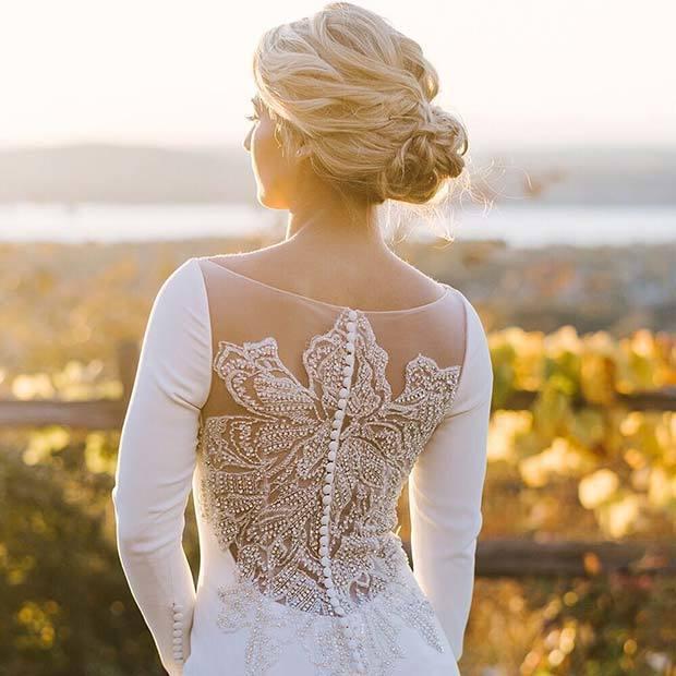 รูปภาพ:https://stayglam.com/wp-content/uploads/2018/06/Wedding-Gown-with-Button-Feature.jpg