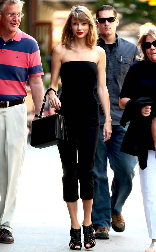 รูปภาพ:http://www.eonline.com/eol_images/Entire_Site/2014612/rs_634x1024-140712104500-634.Taylor-Swift-Black-Jumpsuit.jl.071214.jpg