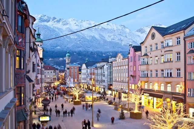 รูปภาพ:http://www.hellomagazine.com/imagenes/travel/2012112010092/christmas-market-austria//0-50-850/a_Advent_M.Th.02-a.jpg