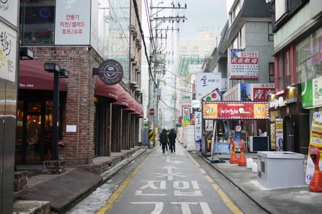 รูปภาพ:http://cache.entouriste.com/wp-content/uploads/2013/06/Streets-of-Seoul-South-Korea-700x467.jpg