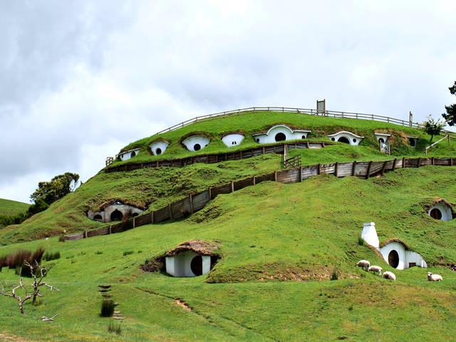รูปภาพ:http://thesuiteworld.com/wp-content/uploads/2011/06/Hobbiton-Matamata-NewZealand-hobbit-house.jpg