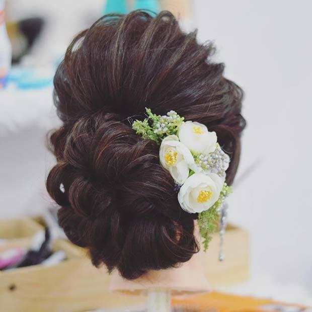 รูปภาพ:https://stayglam.com/wp-content/uploads/2018/11/Low-Bun-with-Floral-Accessory.jpg