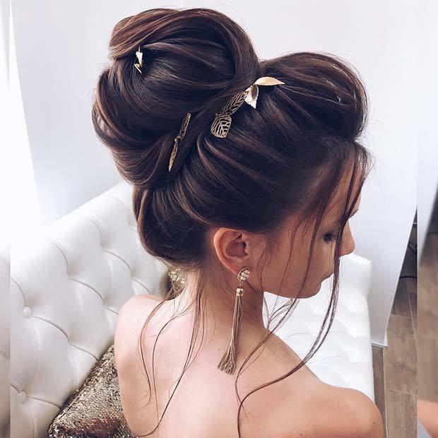 รูปภาพ:https://stayglam.com/wp-content/uploads/2018/11/Loose-Bun-with-Gold-Leaves.jpg