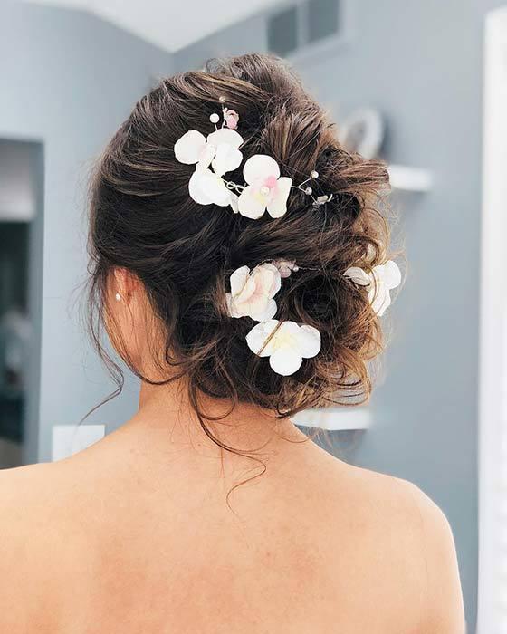 รูปภาพ:https://stayglam.com/wp-content/uploads/2018/11/Floral-Updo.jpg