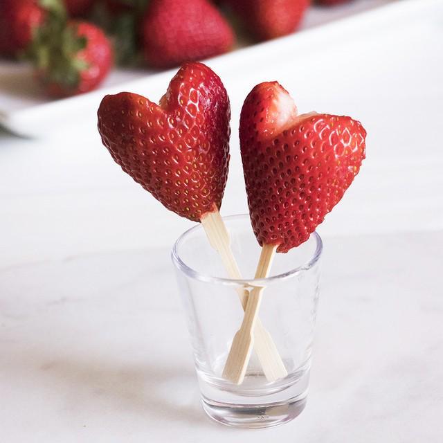รูปภาพ:http://www.californiastrawberries.com/wp-content/uploads/2018/04/How-to-make-strawberry-hearts20.jpg
