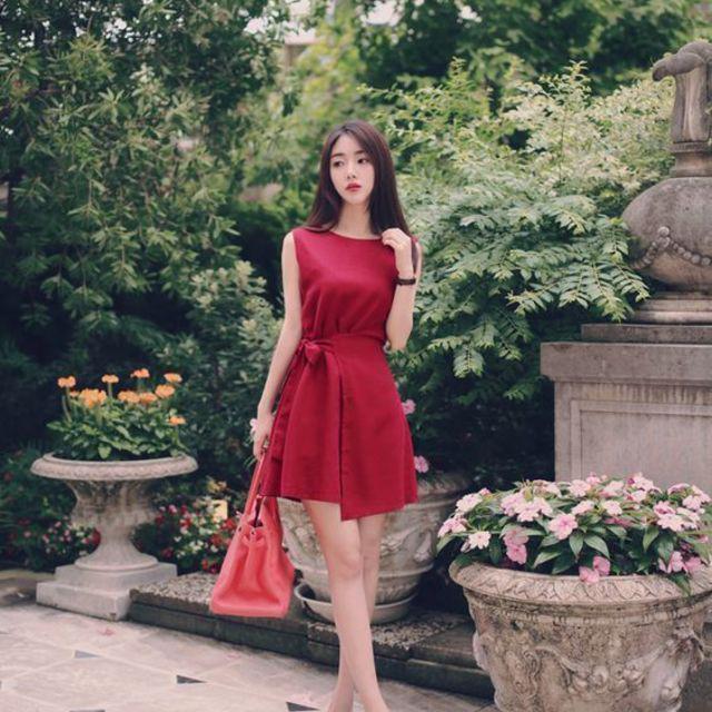 ภาพประกอบบทความ คุมโทนสีแดงเก๋ ๆ กับไอเดียแฟชั่น 'เดรสสีแดง' สวยน่ารัก ตามสไตล์สาวเกาหลี!