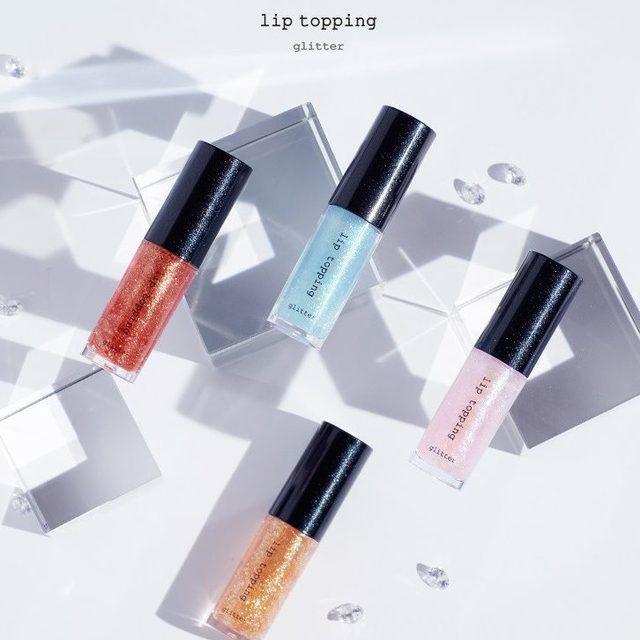 ตัวอย่าง ภาพหน้าปก:ปากฉ่ำวาว ระยิบระยับ 'A'pieu Lip Topping Glitter' ลิปกลอสมีกลิตเตอร์ ทาทับเพื่อเพิ่มความแวววาว