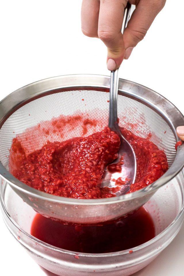 รูปภาพ:https://www.thanksgiving.com/wp-content/uploads/2018/01/8W6A2689-Brownie-w.-Raspberry-Buttercream-pressing-the-raspberry-sauce-through-a-fine-mesh-strainer-to-remove-the-seeds-with-a-spoon-1200x1800.jpg